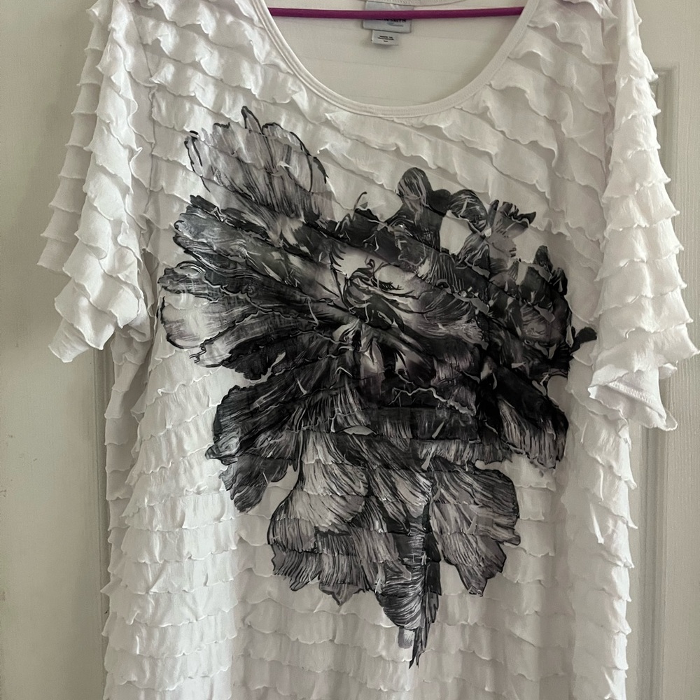 Jaclyn Smith Black and White Ruffle Floral Top